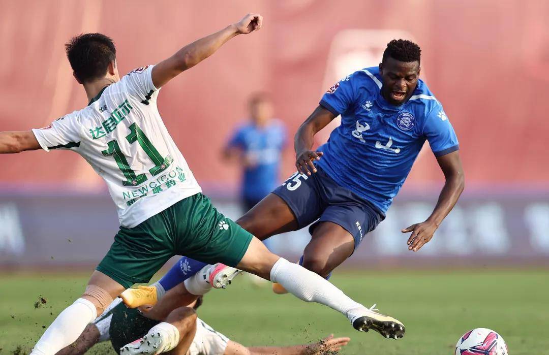 瑞士守门员奋力扑挡助球队全取三分