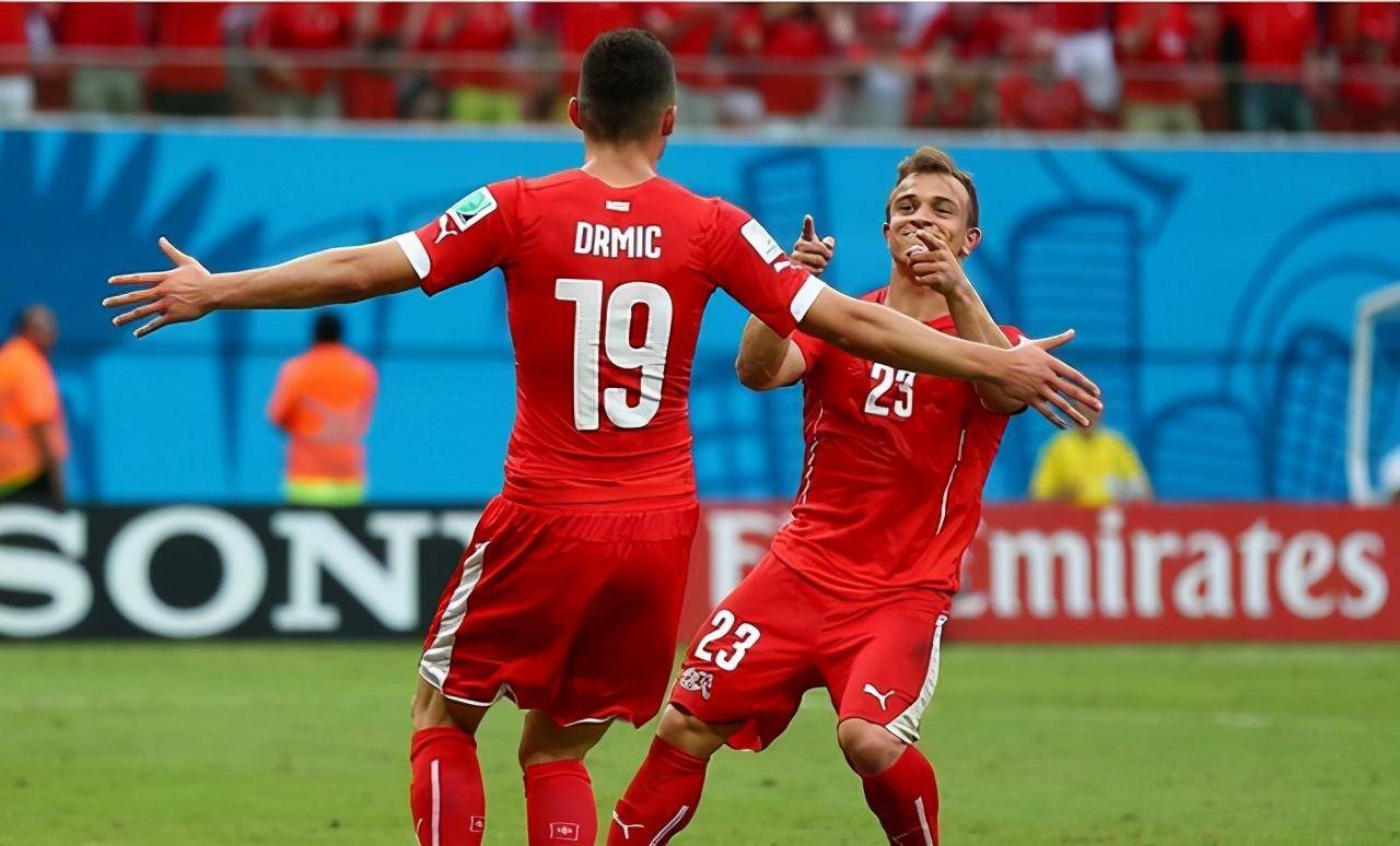 瑞士守门员奋力扑挡助球队全取三分