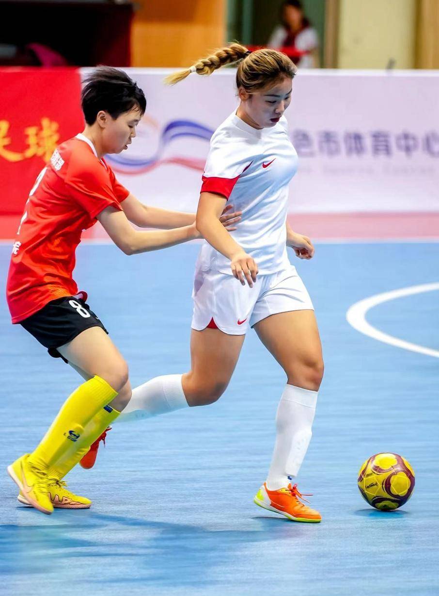 女子足球运动员在比赛中展现实力
