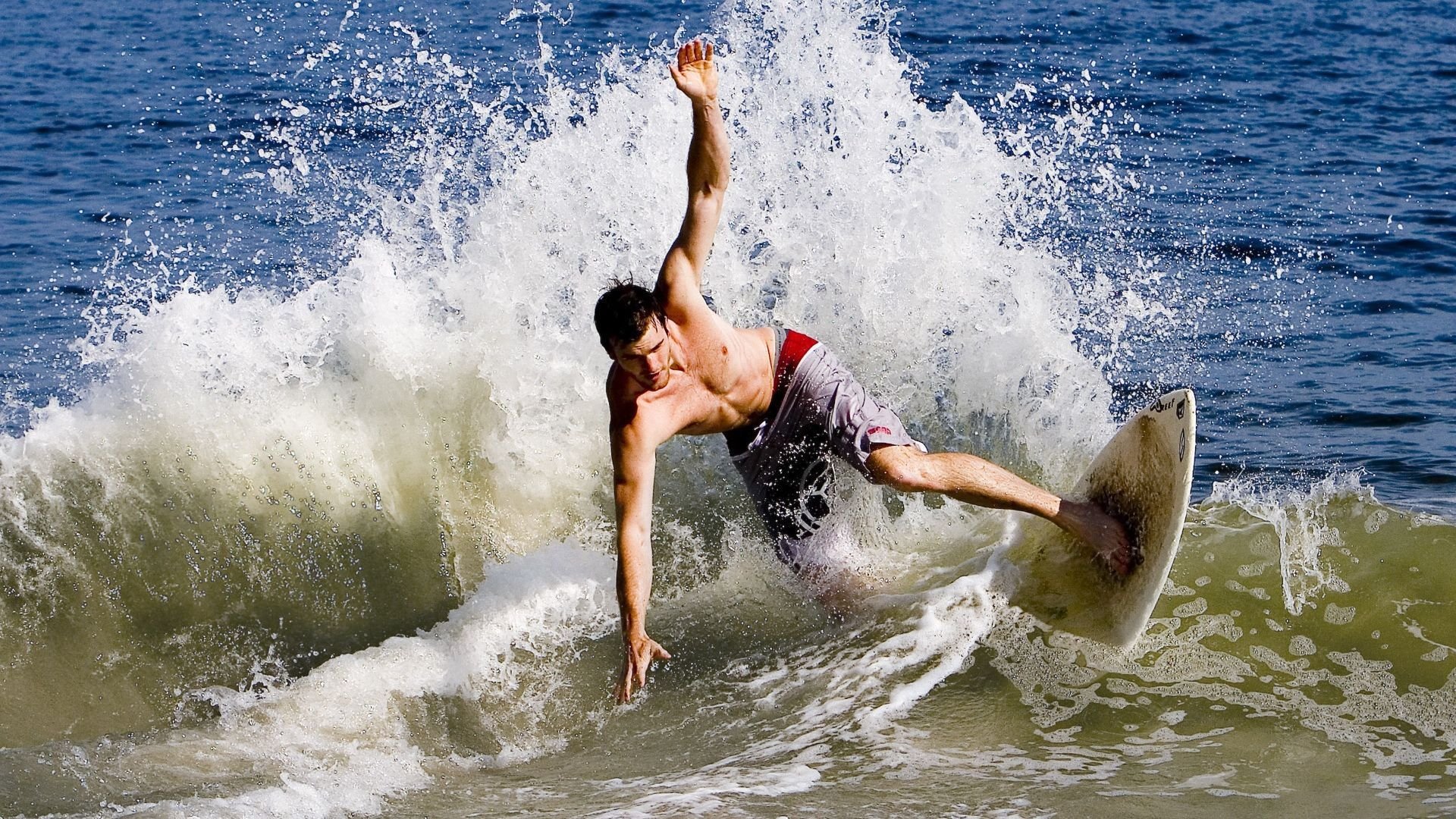 字母哥爆发，国王连续得分压制广厦队，一场战术与意志的较量