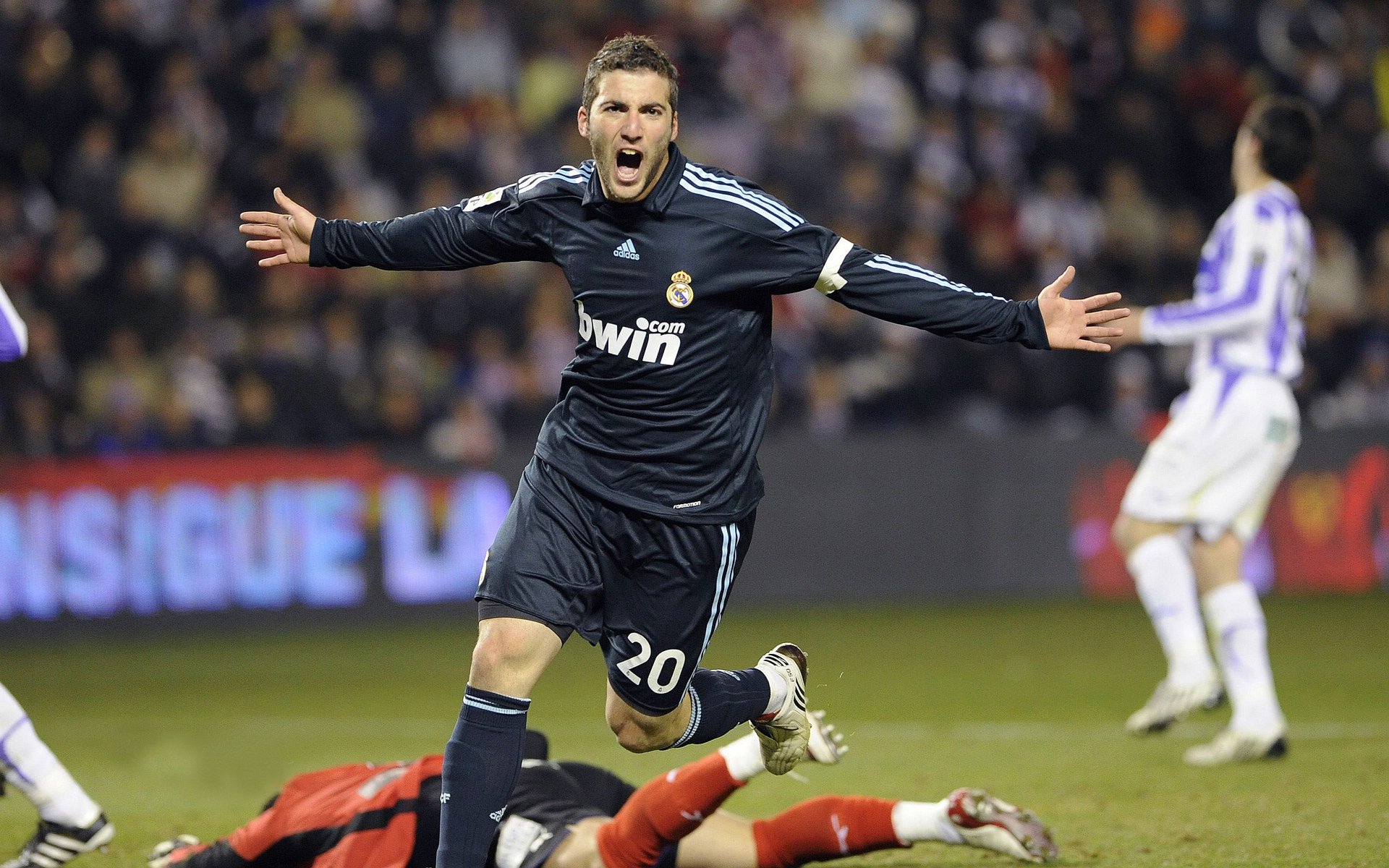 佩德里关键时刻站出来，乌拉圭血拼加拿大—新星与铁血的绿茵交响